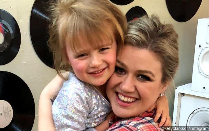 Kelly Clarkson Swears She Safely Added Purple Streak to Daughter's Hair