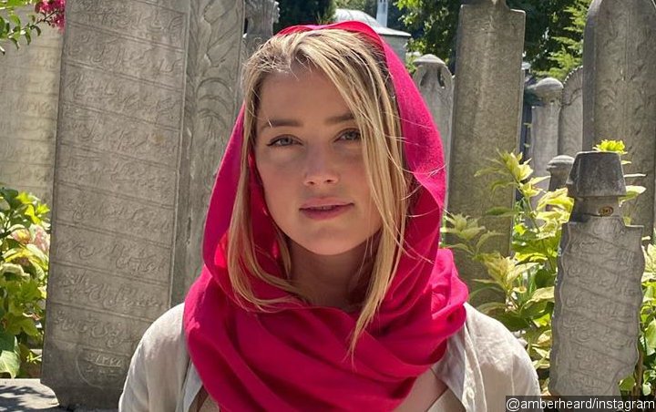 Amber Heard Enrages Muslims With Her Racy Outfit During Visit to Istanbul Mosque