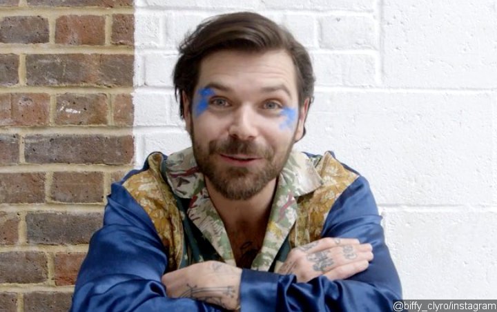 Simon Neil of Biffy Clyro Advises Older Generation to 'Shuffle Off This Mortal Coil'