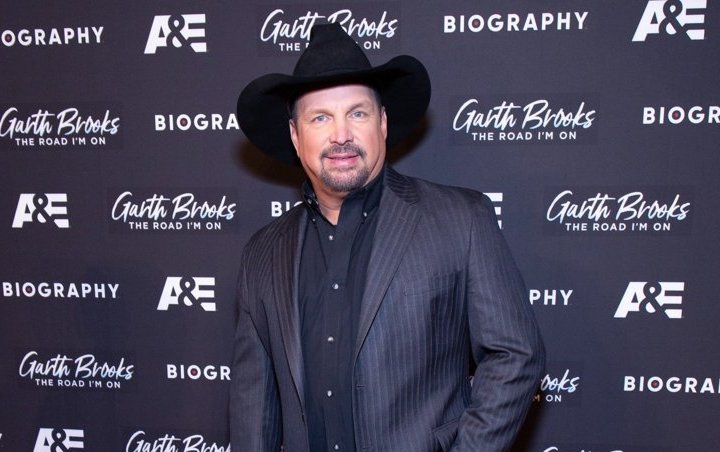 Garth Brooks to Lose Finger Nail After Injuring Hand in Farm Accident