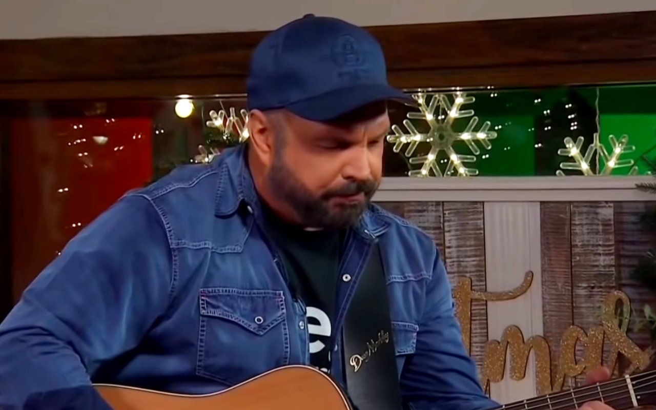 Garth Brooks Gets Emotional While Performing Special Song 'Belleau Wood'