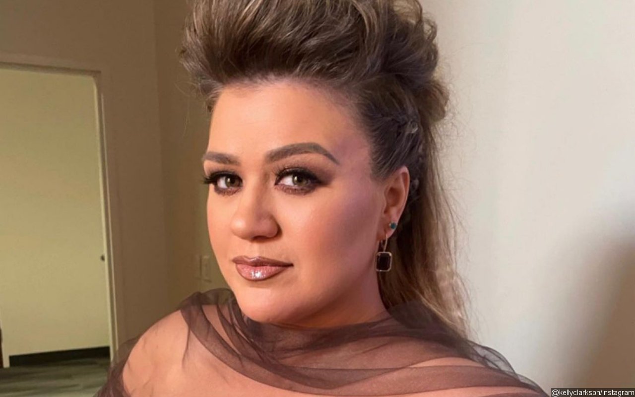 Kelly Clarkson Recalls Getting 'Mean' Treatments During 'American Idol' Days
