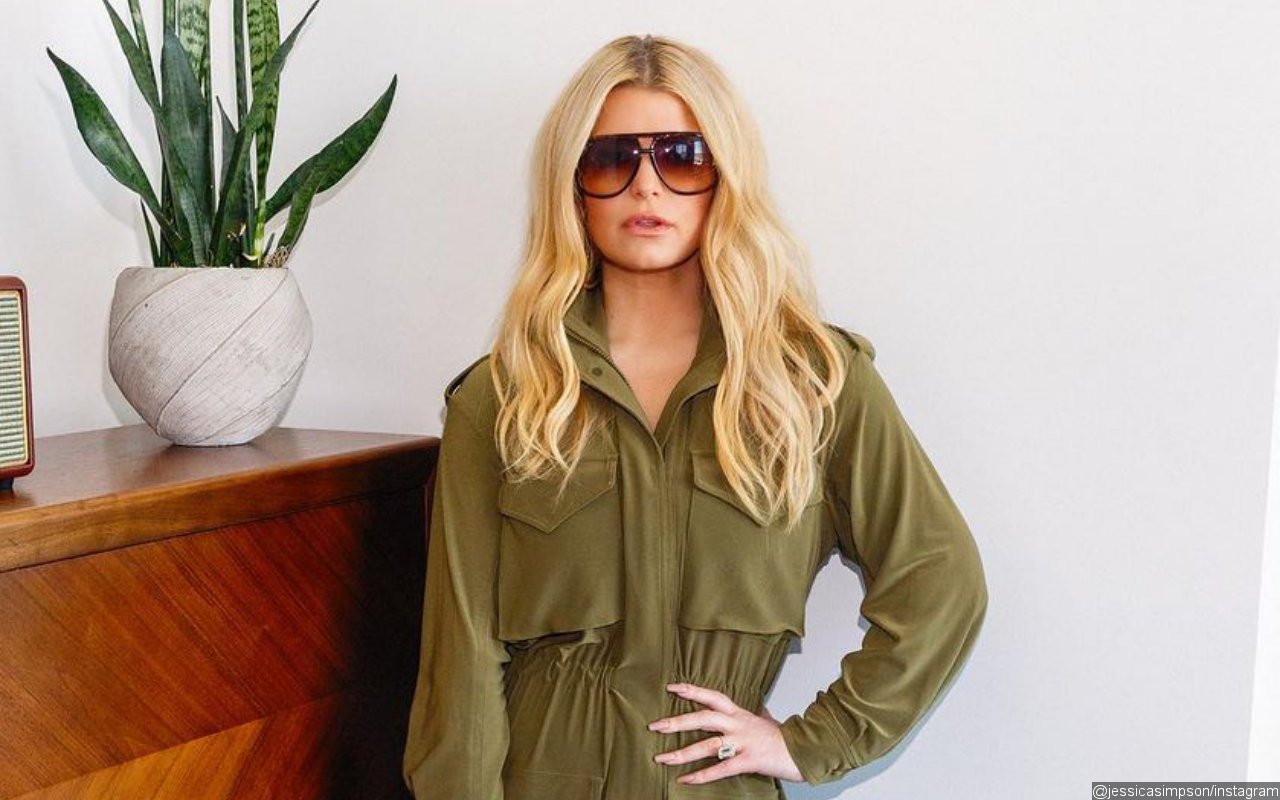 Jessica Simpson Challenges Cold Weather by Donning ...