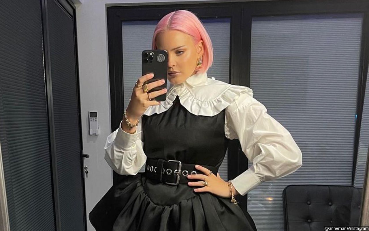 Anne-Marie Recalls Embarrassing a Friend for Smelling Like Garlic