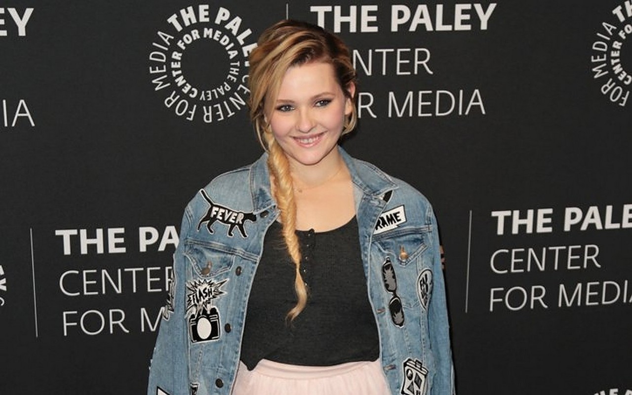 Abigail Breslin Asks Fans for Prayers as Dad Is on Ventilator Due to Covid-19