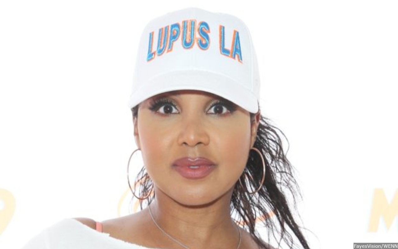 Toni Braxton Flashes Her Bra and Panties in Broad Daylight - Vimarsana News