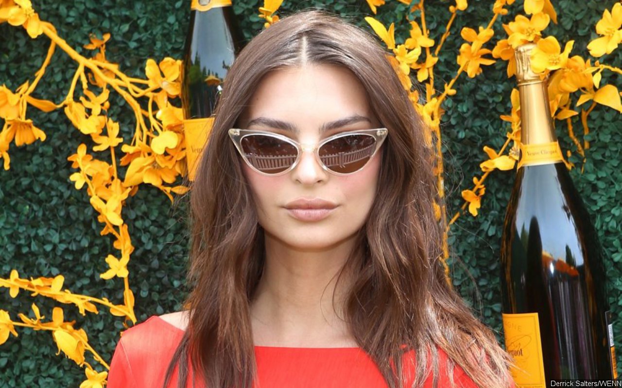 Emily Ratajkowski Appears to Have Flat Stomach in First Pic Days After Giving Birth - Vimarsana News