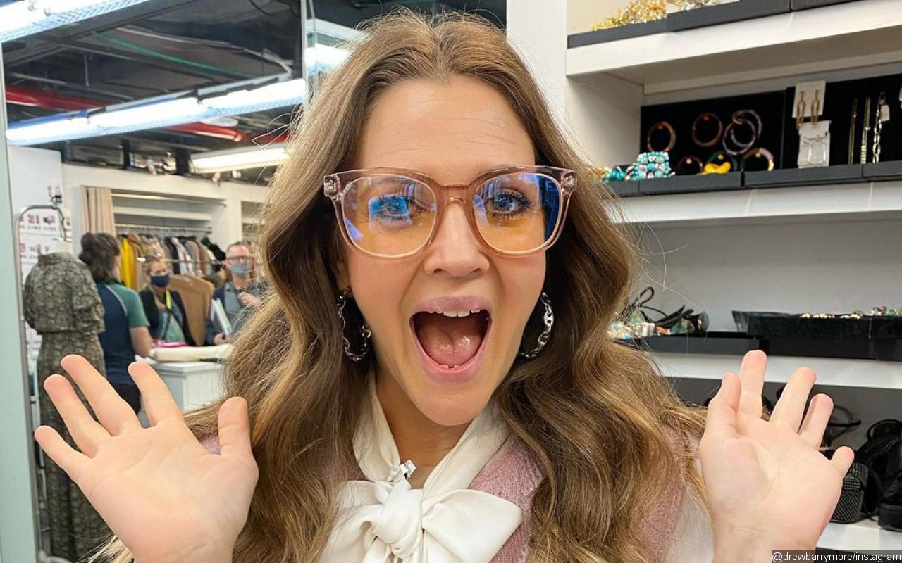 Drew Barrymore Walks Barefoot in Chilling New York City