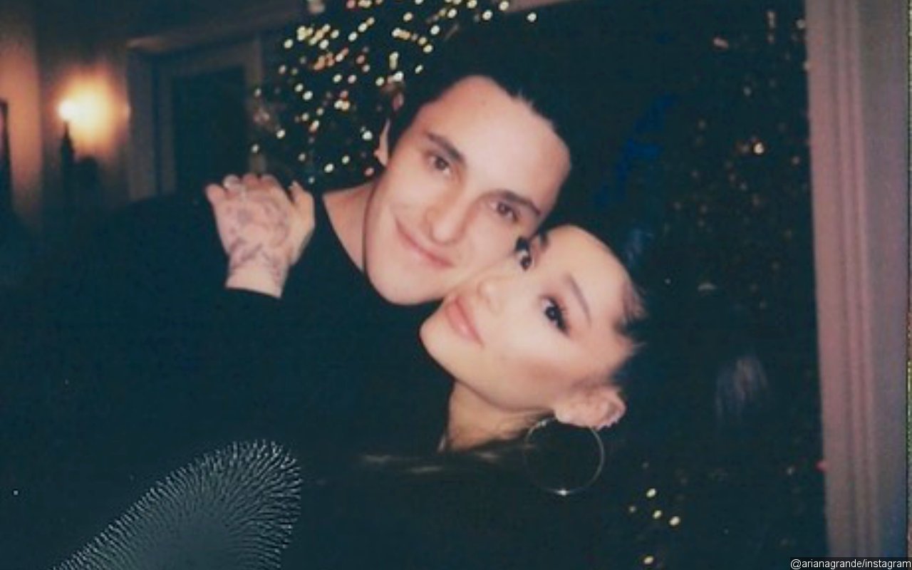 Ariana Grande Plans 'Intimate' Wedding With Fiance Dalton Gomez