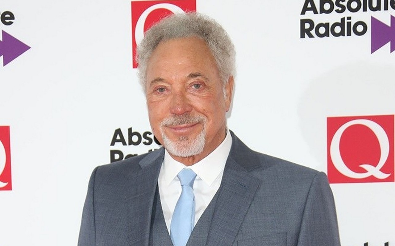Tom Jones Had to Be Rescued by Cops From Screaming Fans After 'It's Not Unusual' Release