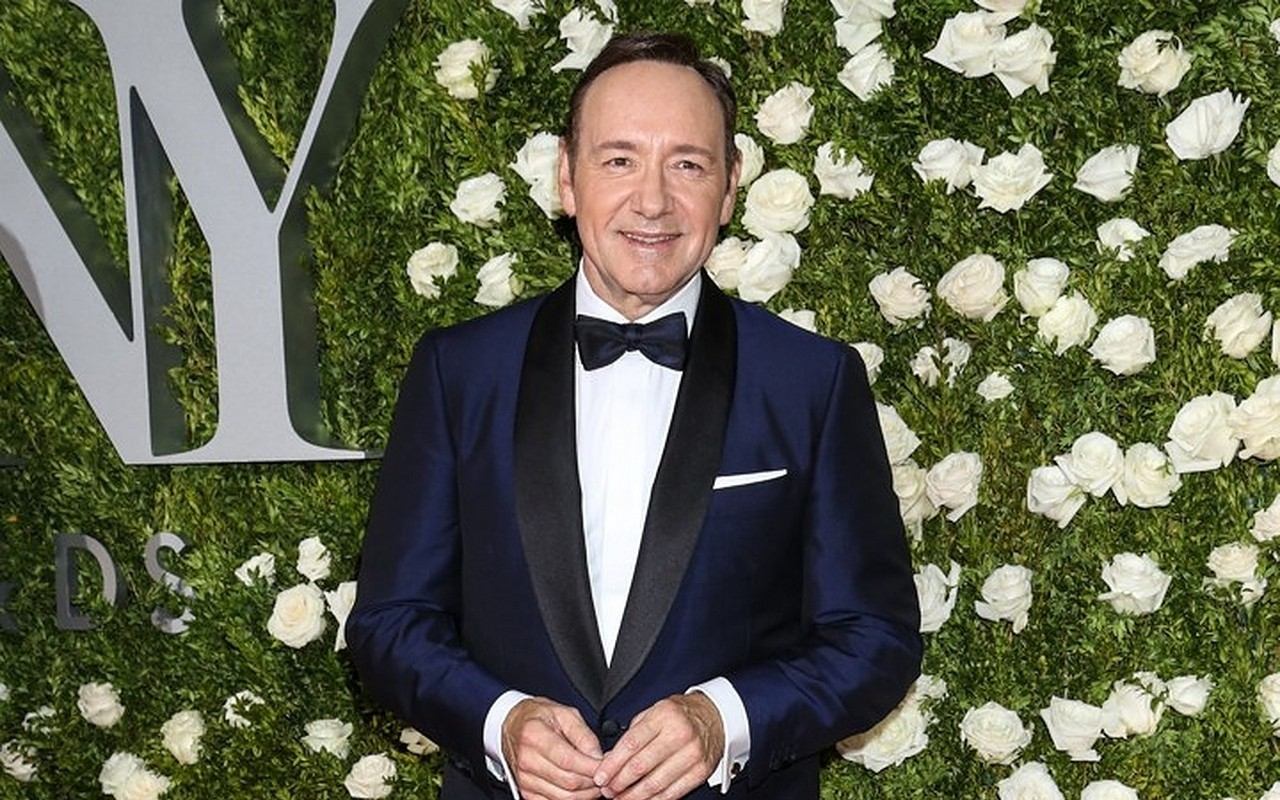 Kevin Spacey Accused of Groping 'House of Cards' Production Assistant and Young Actor - Vimarsana News