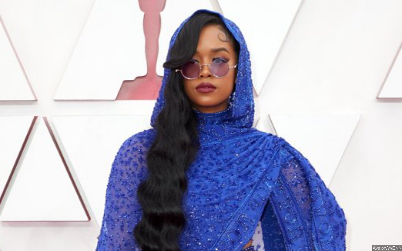 H.E.R. Calls on Fellow Artists to Always Use Art to 'Tell the Truth' in Oscars' Acceptance Speech - Vimarsana News