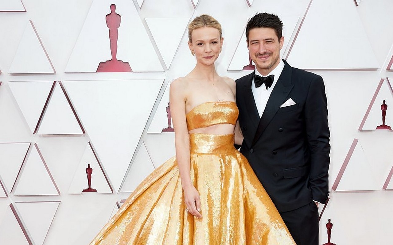 Carey Mulligan S Husband Marcus Mumford Steals Lampshade From 2021 Oscars