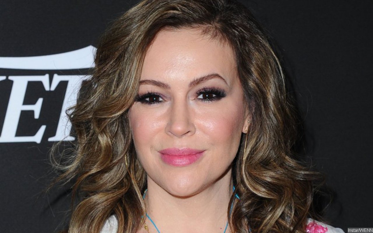 Alyssa Milano Fires Back at Troll Calling Her a 'Washed up Actress' - Vimarsana News