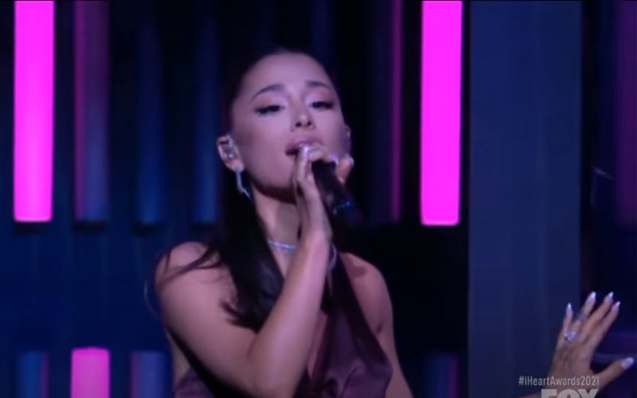 satisfacción Vadear encuentro Ariana Grande Flashes Wedding Ring at iHeartRadio Music Awards