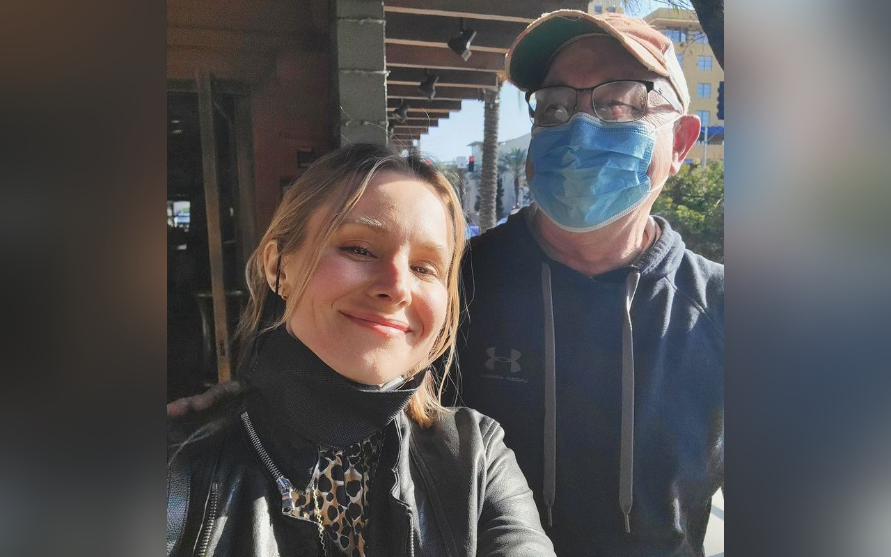 Kristen Bell's Dad Refuses to Take Mask Off for Pictures She Wanted During Reunion