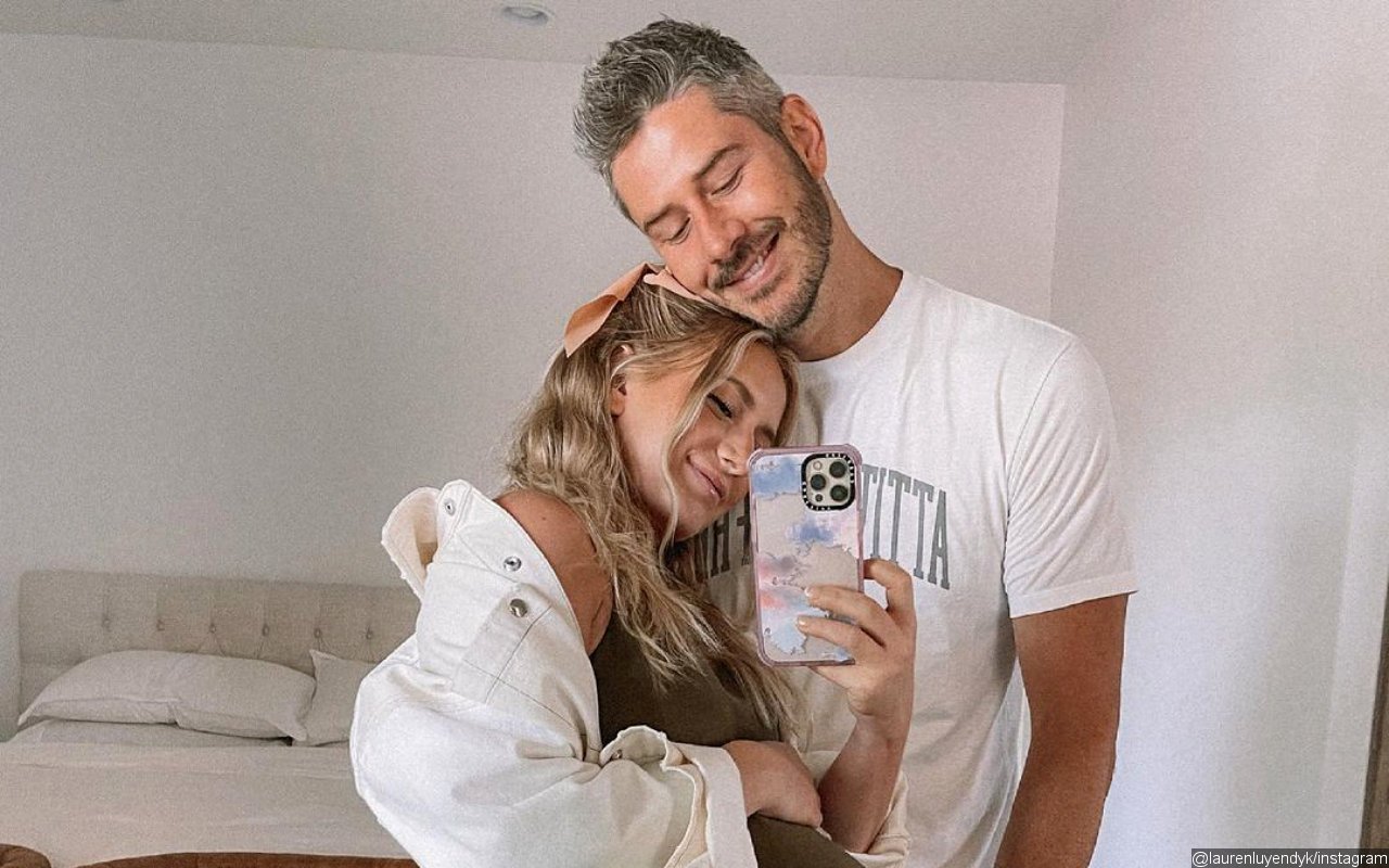 Istri Ari Luyendyk Jr, Lauren ‘melakukan pekerjaan dengan baik’ setelah melahirkan anak kembar ‘dengan lancar’