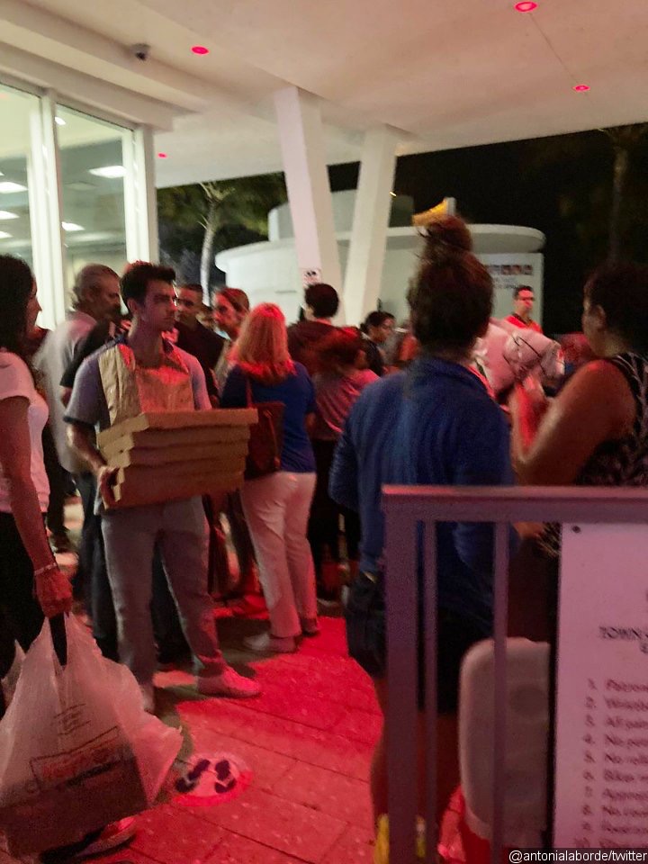 Joe Jonas captured delivering pizza