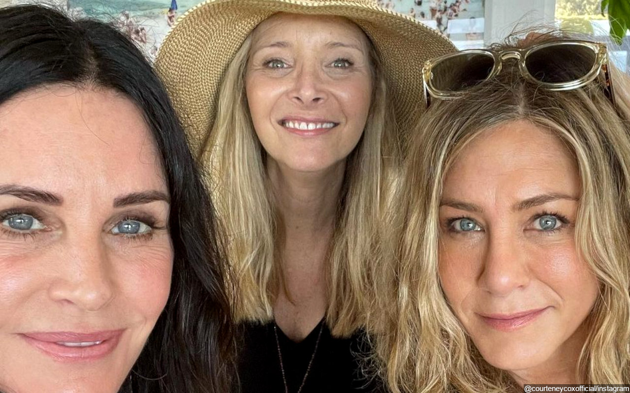 Courteney Cox Surprises 'Friends' Fans With Jennifer Aniston and Lisa Kudrow Reunion on 4th of July