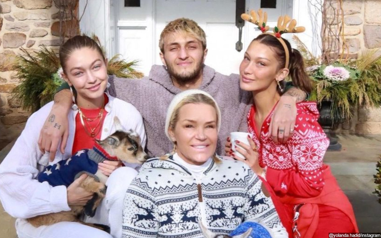 Yolanda Hadid - Gigi, Bella and Anwar Hadid