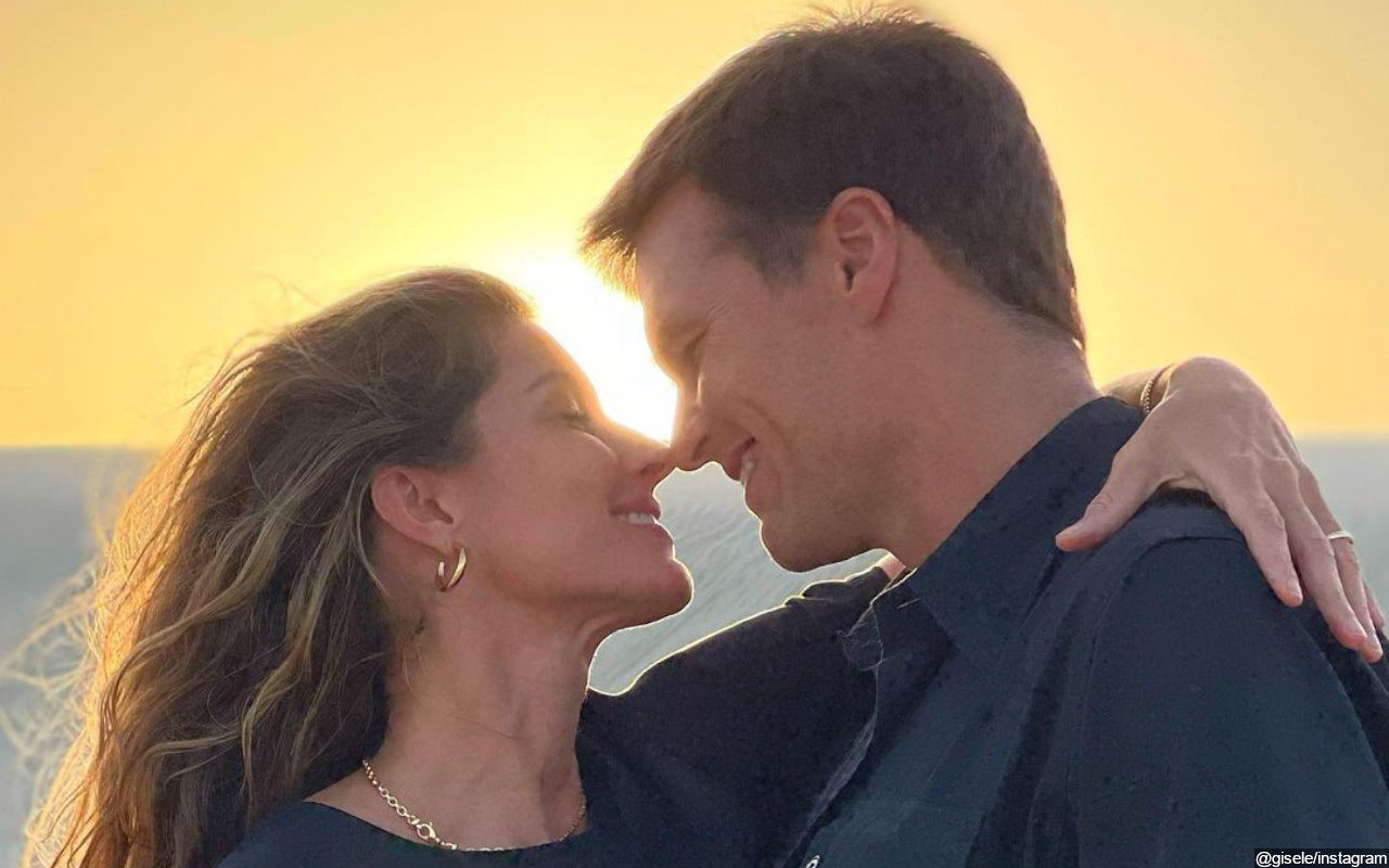 Tom Brady Shares Sweet Kissing Photo With Wife Gisele Bundchen to Mark