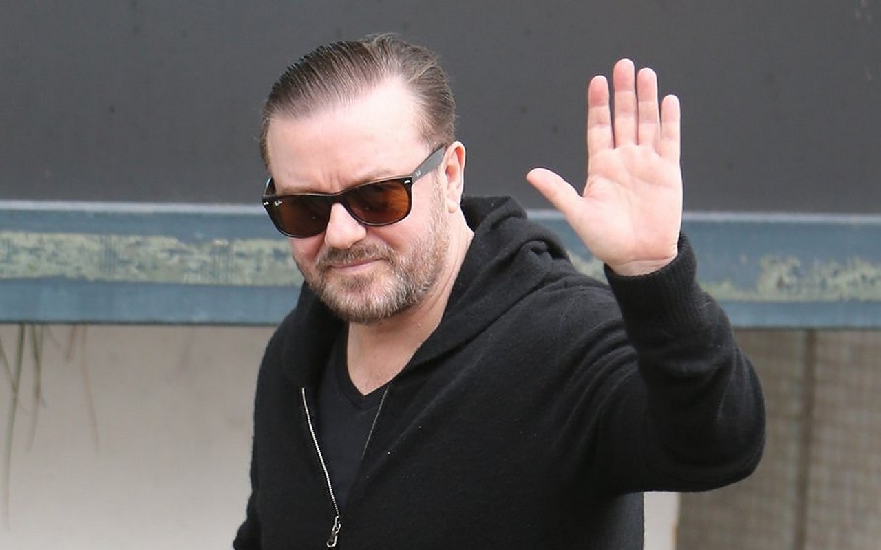 Ricky Gervais Needs Help to Get Dressed as He Barely Could Walk Due to Old Injury - Vimarsana News