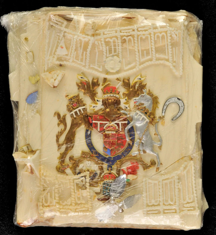A picture of Princess Diana and Prince Charles' wedding cake