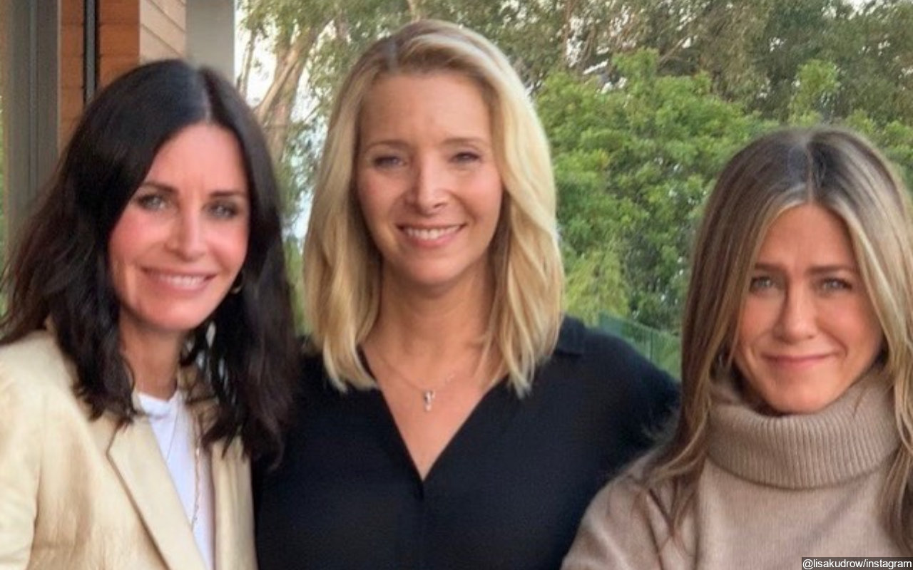 Lisa Kudrow Gets Sweet Birthday Tribute From 'Friends' Co-Stars Jennifer Aniston and Courteney Cox  