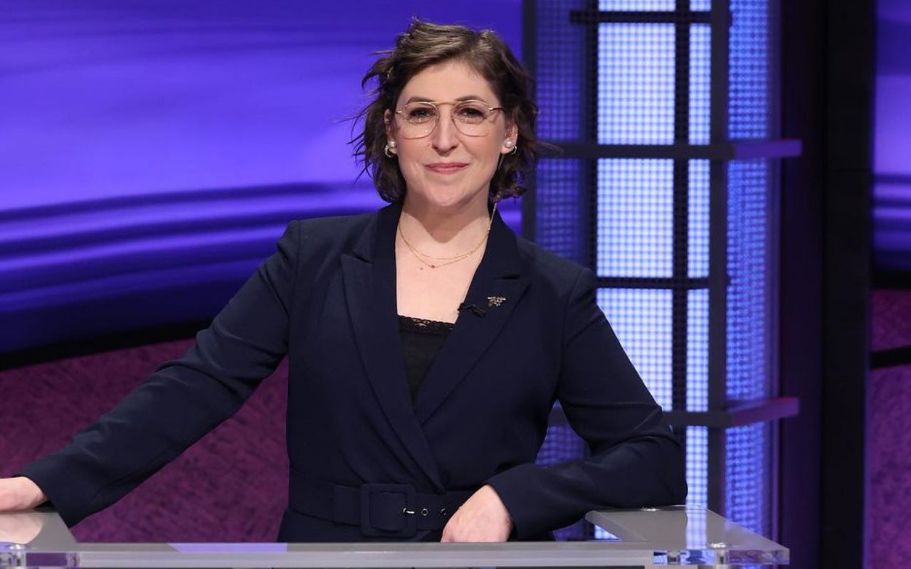 Mayim Bialik Says 'Sorry' to Those Who 'Don't Like' Her as New 'Jeopardy!' Host
