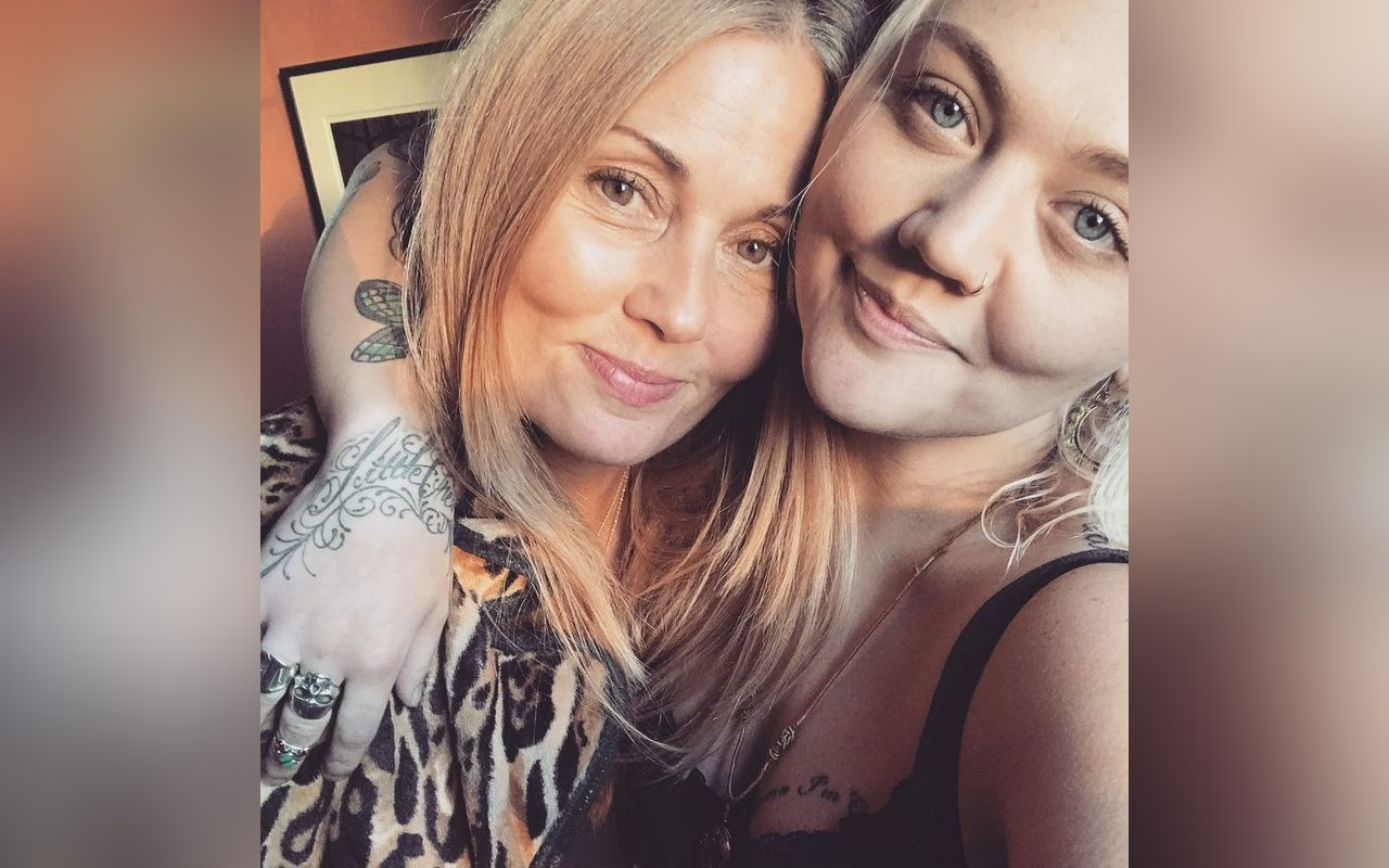 Elle King's Doula Mom Cooks Up Her Placenta for Eating After Singer Gave Birth to Son