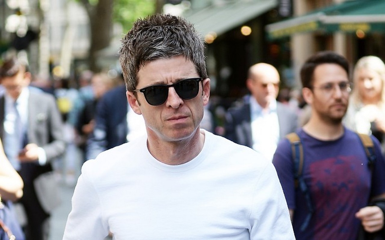 Noel Gallagher Spent Lockdown Doing DIY Decorations - Vimarsana News