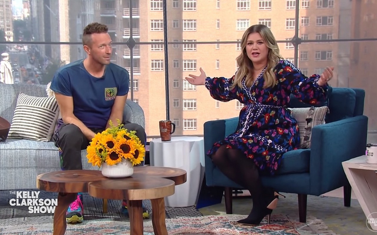 Chris Martin recibe un cumplido de Kelly Clarkson por cantar letras de BTS en coreano