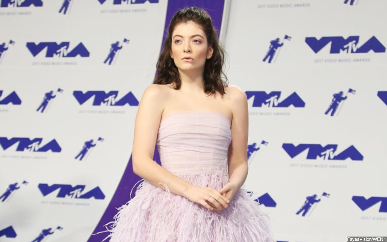 Lorde Sparks Engagement Rumors With BF Justin Warren After Flaunting Diamond Ring