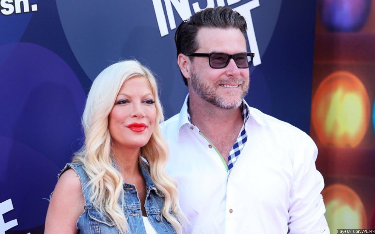 Dean McDermott Ditches Wedding Ring Amid Tori Spelling Split Rumors - Vimarsana News