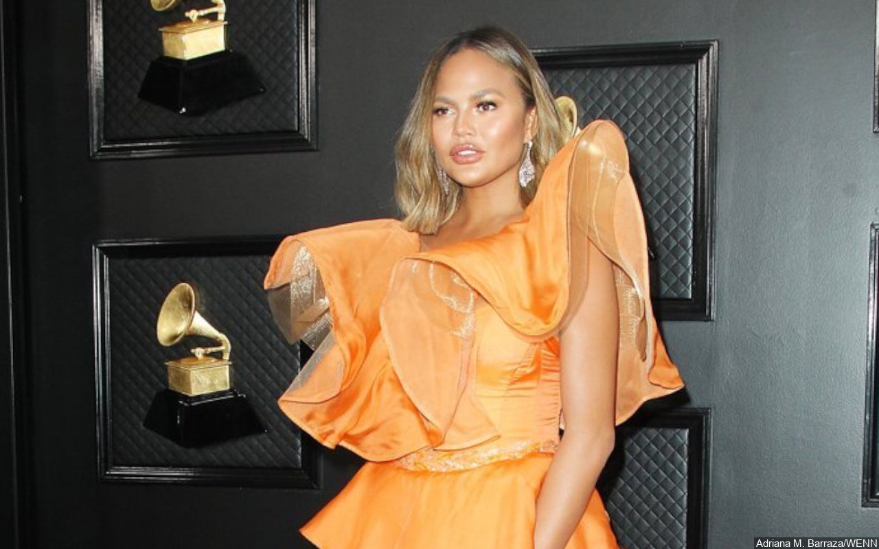 Chrissy Teigen Claps Back at Criticism Over 'Out of Touch' Eyebrow Transplant Surgery Post - Vimarsana News