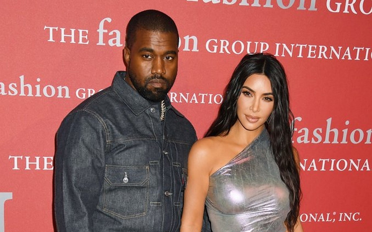 Twitter Reacts After Kanye West Begs Kim Kardashian at Concert, 'Run Back to Me, Kimberly!' - Vimarsana News