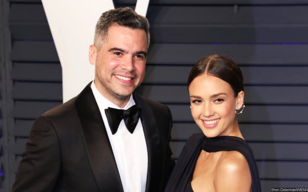 Jessica Alba Goes Ringless in New Year's Eve Post Amid Cash Warren