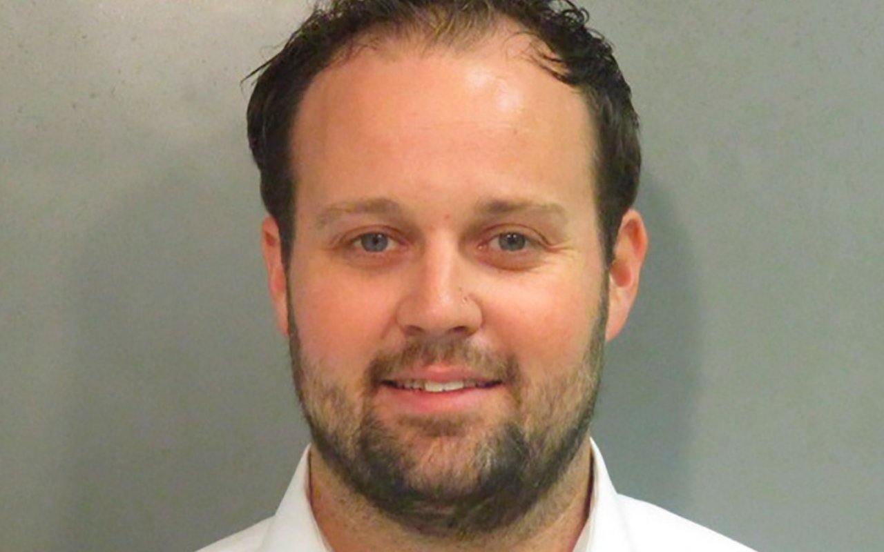 Josh Duggar Used Family Photo as Wallpaper of Child Porn Computer in His Tiny Lair