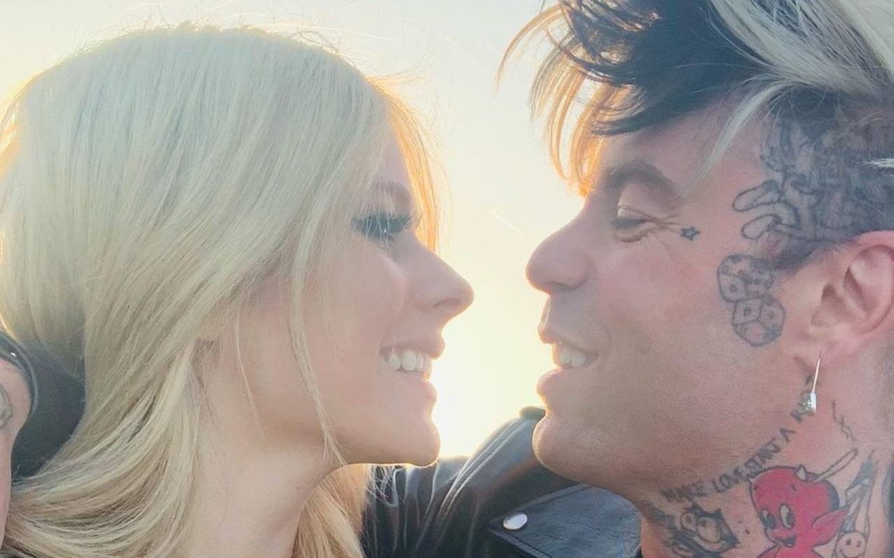 Avril Lavigne Unleashes Pics From 'Romantic Proposal' When Confirming Engagement to Mod Sun
