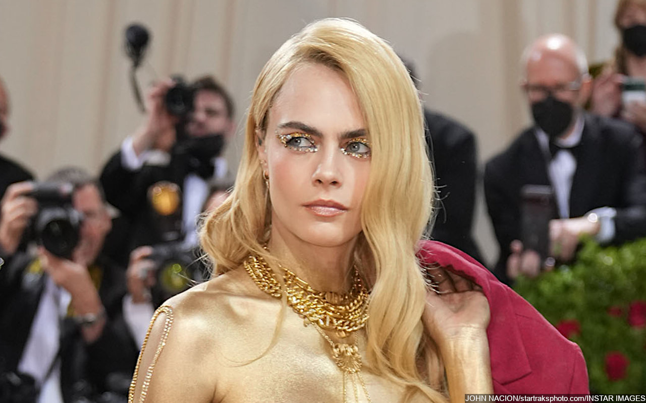 Met Gala 2022 Cara Delevingne Strips Off to Unveil Gold Painted Body