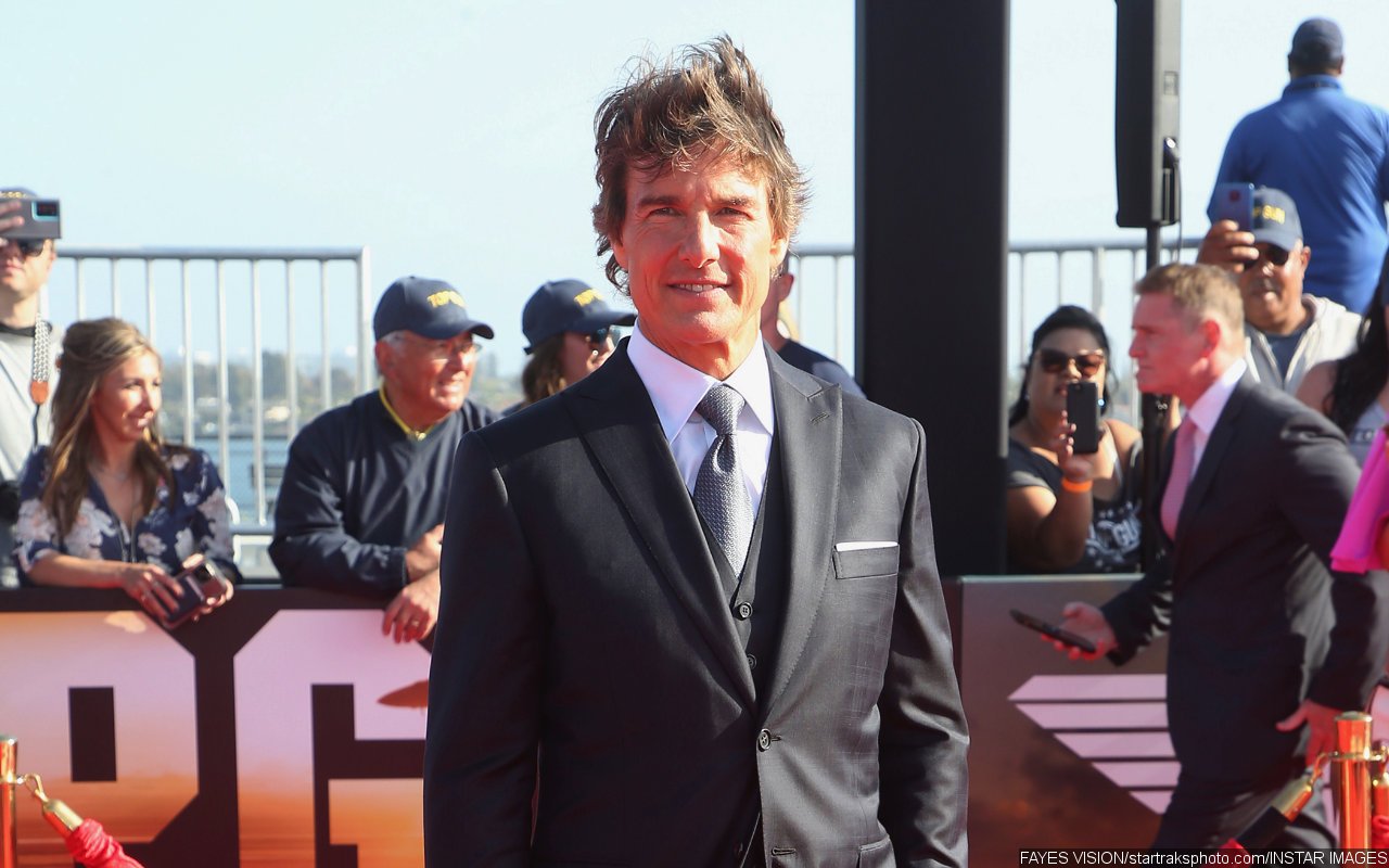 Tom Cruise Flies Helicopter Himself to 'Top Gun: Maverick' Premiere