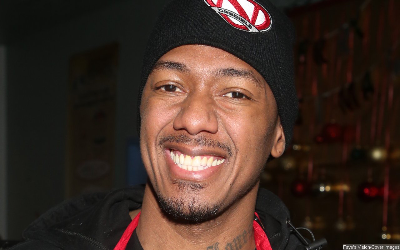 Nick Cannon menertawakan klaim istri Kel Mitchell bahwa dia mengenakan pakaian pemandu sorak di tempat tidur