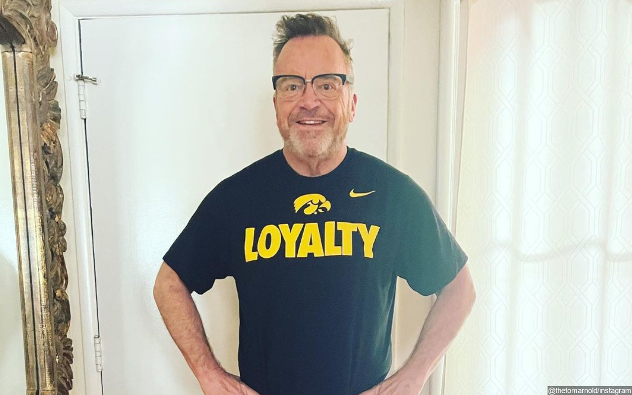 Tom Arnold Shows Off 75-Pound Weight Loss After Suffering Stroke