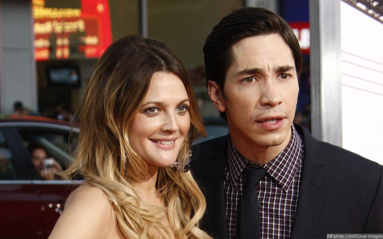 Drew Barrymore Credits Justin Long's Funny Bone for Getting All the Ladies - Vimarsana News