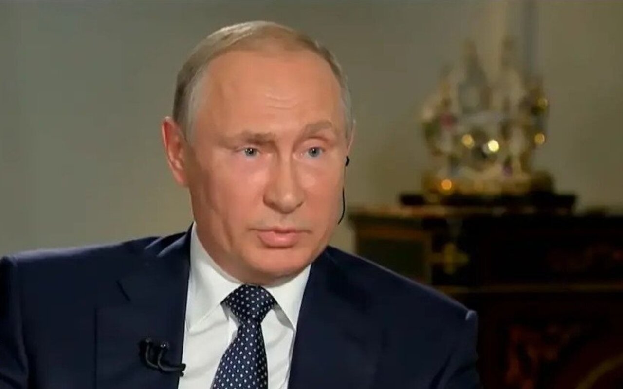 Vladimir Putin Allegedly 'No Longer Attending Meetings' Amid Cancer Rumors