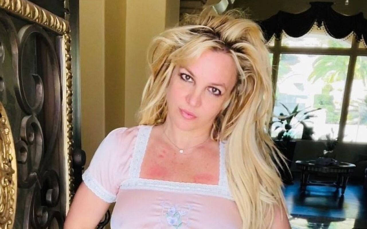 Britney Spears Doing Porn - Britney Spears Admits She's Awkward in Real Life and Needs to Learn How to  'Freaking Walk'