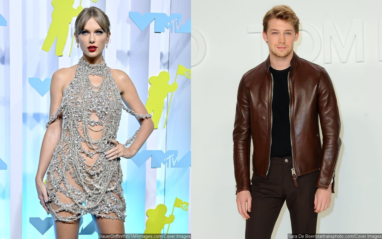 Taylor Swift Seen Holding Hands With Boyfriend Joe Alwyn At MTV VMAs