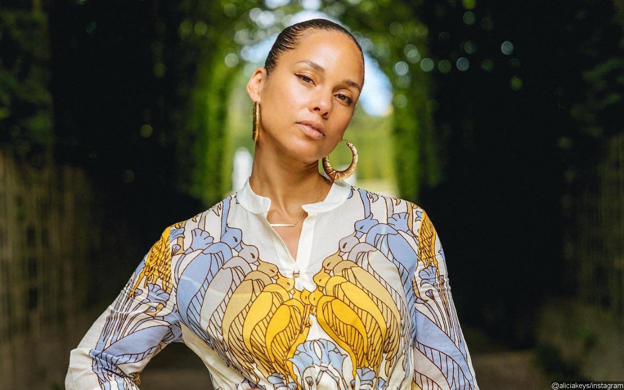 Alicia Keys Reacts to Being Kissed by a Fan During Concert 