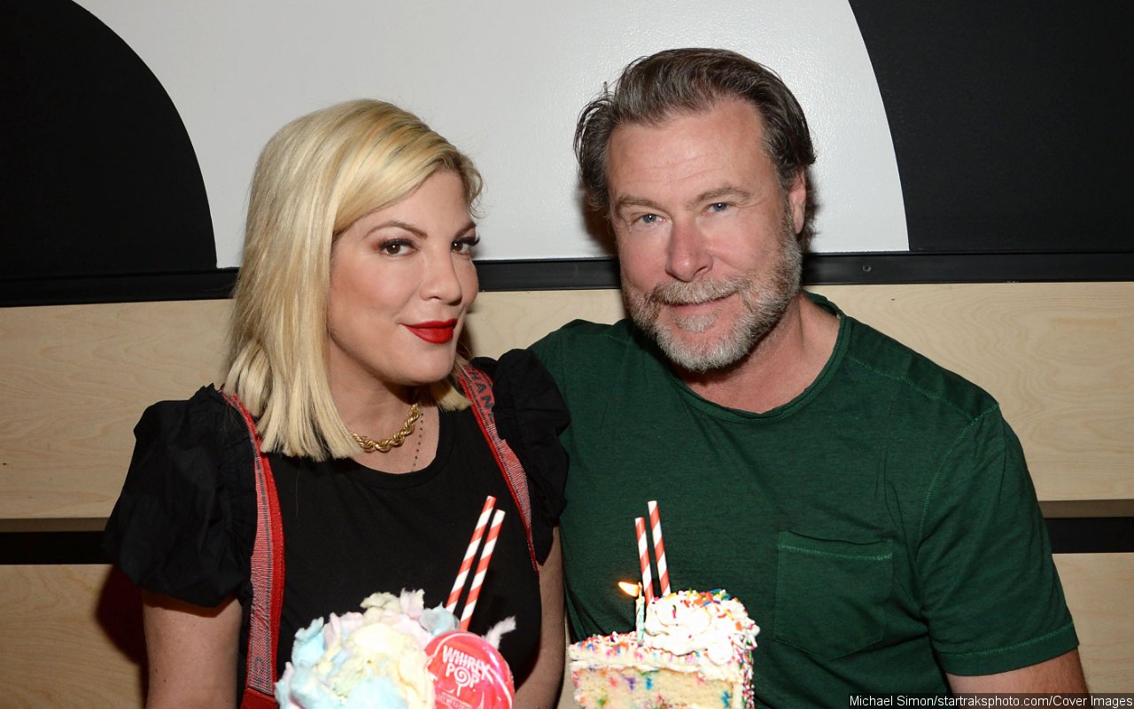 Tori Spelling and Husband Dean McDermott Spotted Enjoying Casual Stroll Amid 'Trial Separation' - Vimarsana News