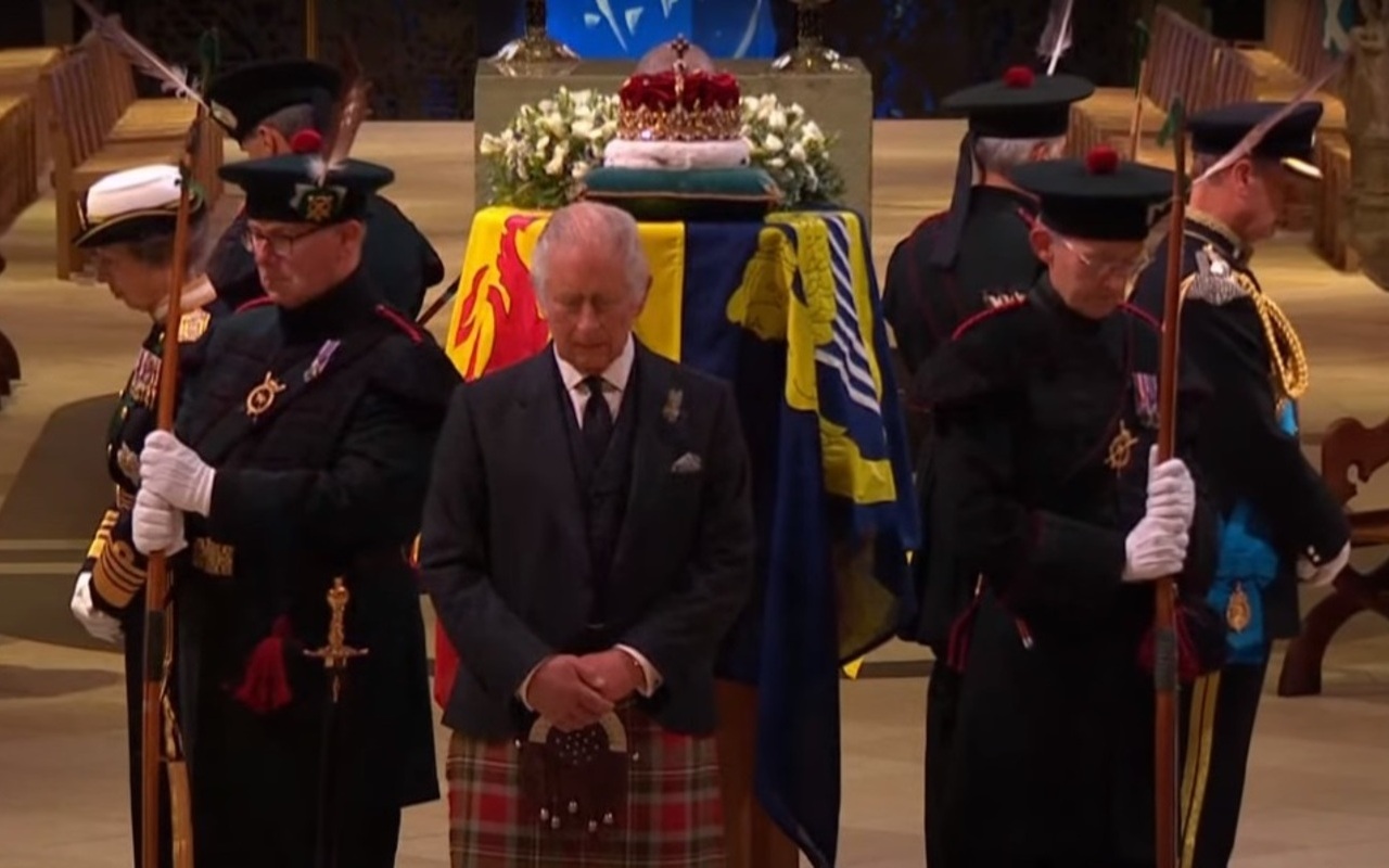 King Charles Leads His Siblings to Hold Silent Vigil Beside Queen's